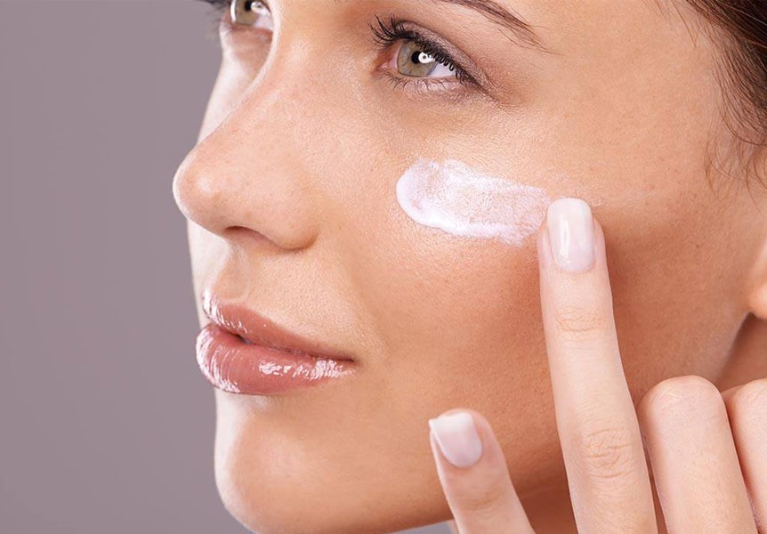 استفاده از مرطوب کننده برای درمان جوش بعد از اصلاح صورت