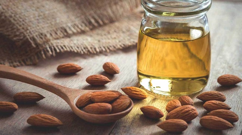 روغن بادام برای از بین بردن سیاهی زیر چشم