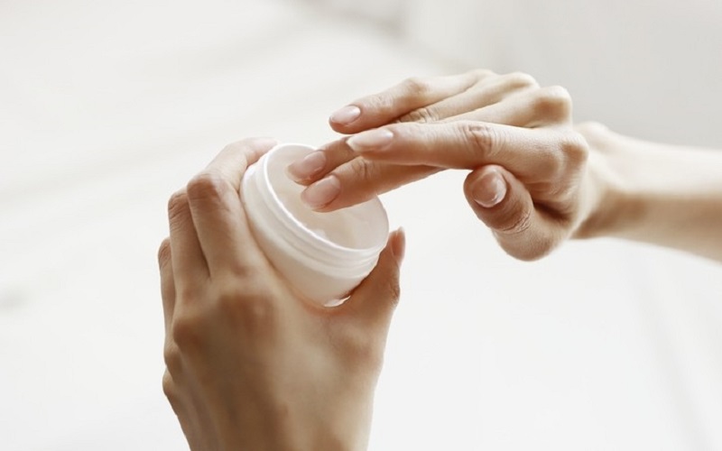 استفاده از کرم برای مراقبت از پوست دست