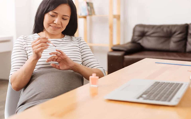 لاک زدن در بارداری